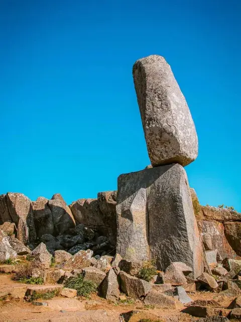 Piedra Movediza, una roca de 300 toneladas que estaba casi suspendida sobre el cerro y que estaba sostenida por una pequeña superficie y equilibrada de forma increíble Piedra Movediza, una roca de 300 toneladas que estaba casi suspendida sobre el cerro y que estaba sostenida por una pequeña superficie y equilibrada de forma increíble