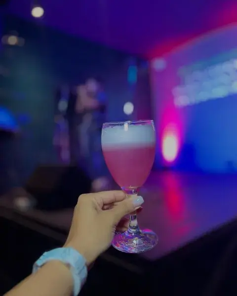 Qué son los “bares de despecho”: la tendencia que llegó a la Argentina