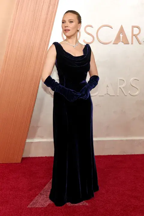 Scarlett Johansson en la alfombra roja de los Oscars 2025. Scarlett Johansson en la alfombra roja de los Oscars 2025.