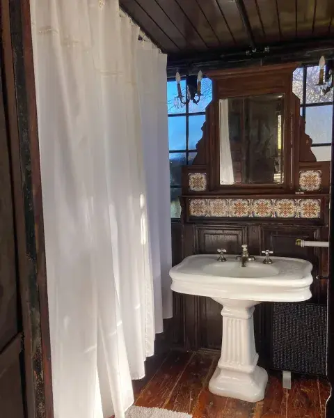 Vagones de tren reciclados como habitaciones de hotel.