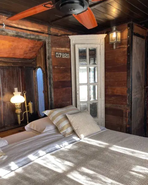 Vagones de tren reciclados como habitaciones de hotel.