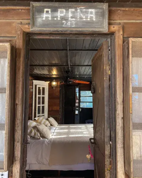 Vagones de tren reciclados como habitaciones de hotel.