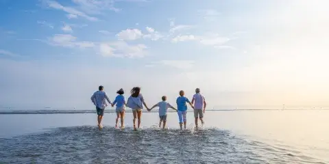 Familia de varias generaciones frente al mar. Familia de varias generaciones frente al mar.