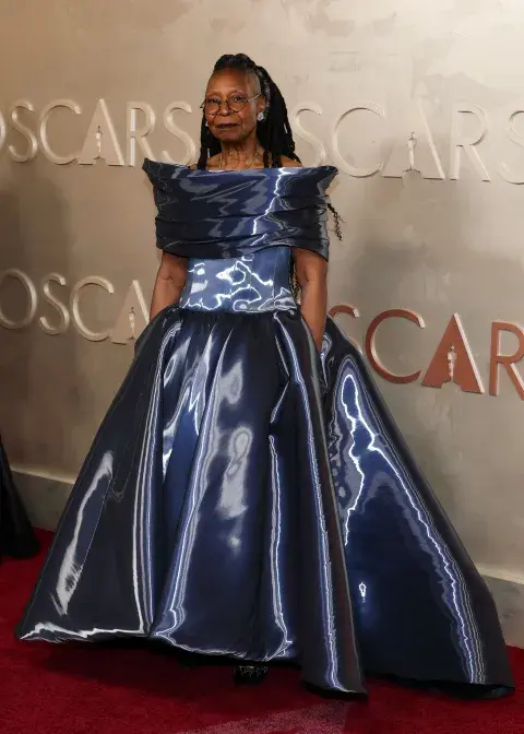 Whoopi Goldberg en la alfombra roja de los Oscars 2025. Whoopi Goldberg en la alfombra roja de los Oscars 2025.
