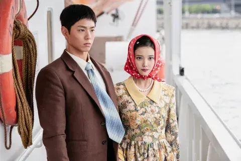 IU y Park Bo-gum en Cuando la vida te da mandarinas. IU y Park Bo-gum en Cuando la vida te da mandarinas.