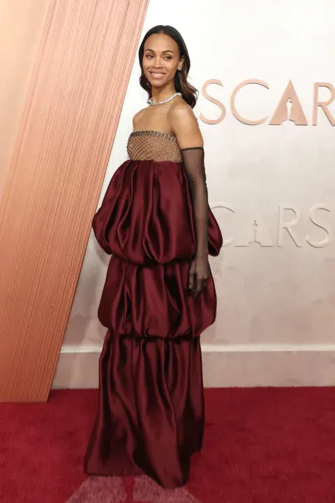Zoe Saldana en la alfombra roja de los Oscars 2025. Zoe Saldana en la alfombra roja de los Oscars 2025.