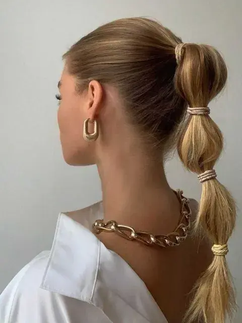 El Bubble Ponytail es una versión fresca de la clásica cola de caballo. 