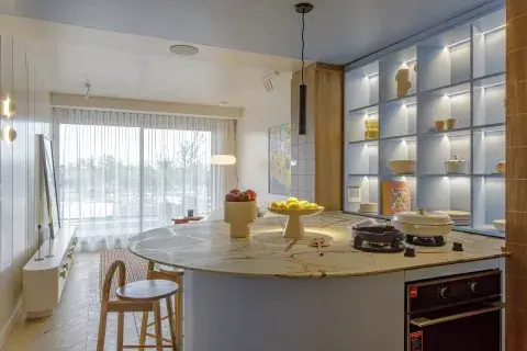 Estudio Vara utiliza las luces leds para subrayar los estantes del mobiliario. 