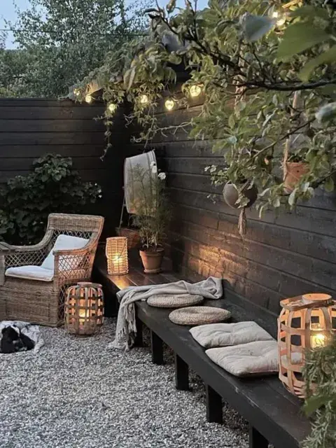 Las piedras de color blanco pueden ser una buena manera de darle otro aspecto al piso de tu balcón terraza. 