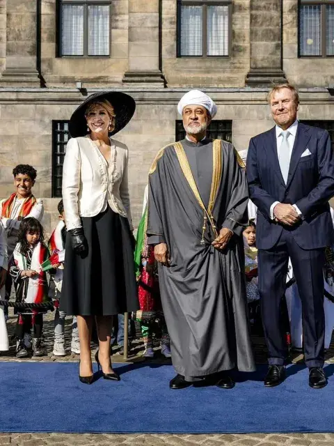 Para esta ocasión tan especial y de la mano de un estricto protocolo la reina de los Países Bajos eligió una propuesta de inspiración "New Look".