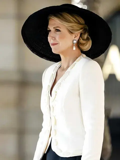 Para esta ocasión tan especial y de la mano de un estricto protocolo la reina de los Países Bajos eligió una propuesta de inspiración "New Look".