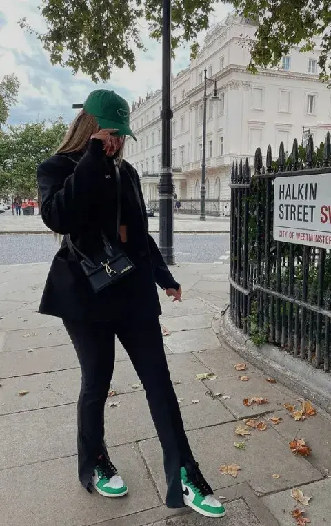 una mujer usando calzas oxford