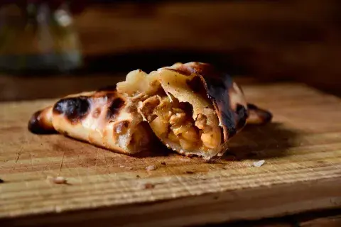 En Pizza Cero, la tradición se combina con la innovación para ofrecer una propuesta gastronómica variada y de calidad. Dentro de su menú, las empanadas con masa casera son una opción imperdible, con rellenos que van desde bondiola y lomo hasta combinaciones sin carne, como roquefort, apio y nuez En Pizza Cero, la tradición se combina con la innovación para ofrecer una propuesta gastronómica variada y de calidad. Dentro de su menú, las empanadas con masa casera son una opción imperdible, con rellenos que van desde bondiola y lomo hasta combinaciones sin carne, como roquefort, apio y nuez