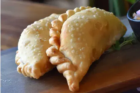 Los chef peruanos Charly Díaz y Jhon Cifuentes comandan los sabores en La Pescadería, donde los sabores del mar son protagonistas. Es el caso de las empanadas rellenas de langostinos grillados, puerro, curry rojo y mozzarella Los chef peruanos Charly Díaz y Jhon Cifuentes comandan los sabores en La Pescadería, donde los sabores del mar son protagonistas. Es el caso de las empanadas rellenas de langostinos grillados, puerro, curry rojo y mozzarella