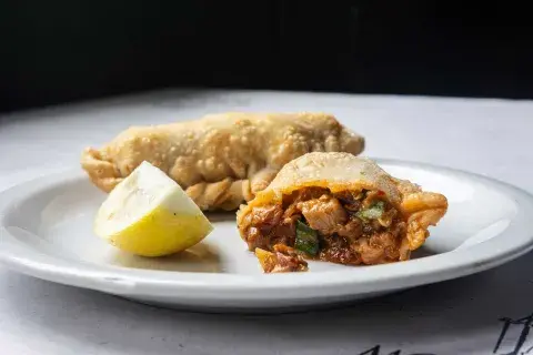 En Mondongo & Coliflor la empanada de mondongo es una de las entradas más pedidas al momento de comenzar el almuerzo o cena en esta cantina de Parque Chacabuco. En Mondongo & Coliflor la empanada de mondongo es una de las entradas más pedidas al momento de comenzar el almuerzo o cena en esta cantina de Parque Chacabuco.