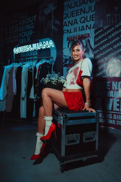 Juli Poggio con un look blanco y rojo 