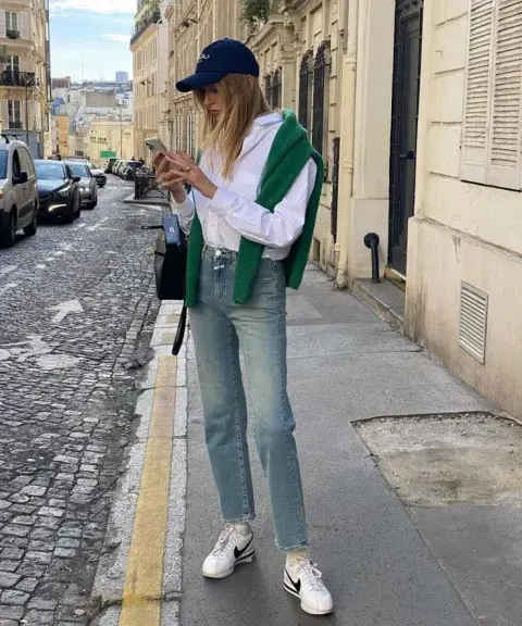 Las camisas con gorras logran un look súper relajado, perfecto para el finde