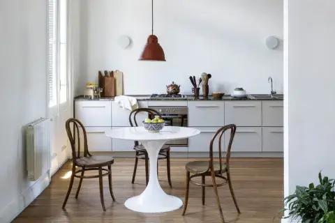 Mueble bajomesada es de MDF laqueado en ‘Colonnade Gray, SW7641’ (Sherwin Williams), un diseño de la arquitecta, que también eligió apliques chatos del mismo color de la pared para no interrumpir el fondo de cocina. 