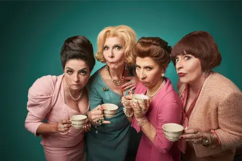 4 mujeres tomando el té. 4 mujeres tomando el té.