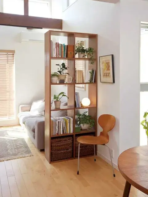 Podés recurrir a muebles para separar ambientes, otra forma de ponerle onda a tu departamento