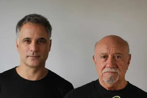 Abordando temas como la familia, la identidad, el arte y la búsqueda de la verdad, mientras los personajes intentan comprenderse y reconstruir su relación en medio de la complejidad de sus vidas.