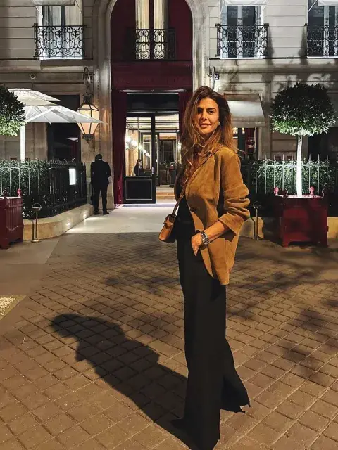 Juliana Awada con Chaqueta de gamuza en tono mocha mousse Juliana Awada con Chaqueta de gamuza en tono mocha mousse