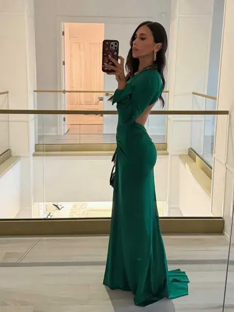 La influencer rosarina se inclinó por un vestido drapeado en verde esmeralda con un importante escote en su espalda La influencer rosarina se inclinó por un vestido drapeado en verde esmeralda con un importante escote en su espalda