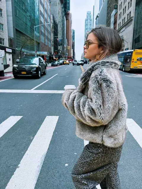 Los lentes, otro accesorios que Muna nunca deja afuera en sus estilismos de calle