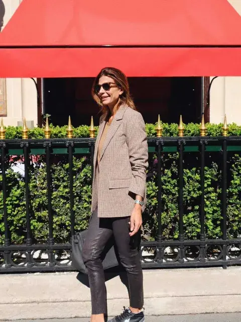 Blazer a cuadros con leggins de cuero y lentes de sol, los ítems de Juliana Awada Blazer a cuadros con leggins de cuero y lentes de sol, los ítems de Juliana Awada
