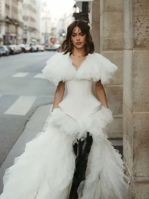 Un diseño en color blanco con capas de gasa, corset y botas XXL negras