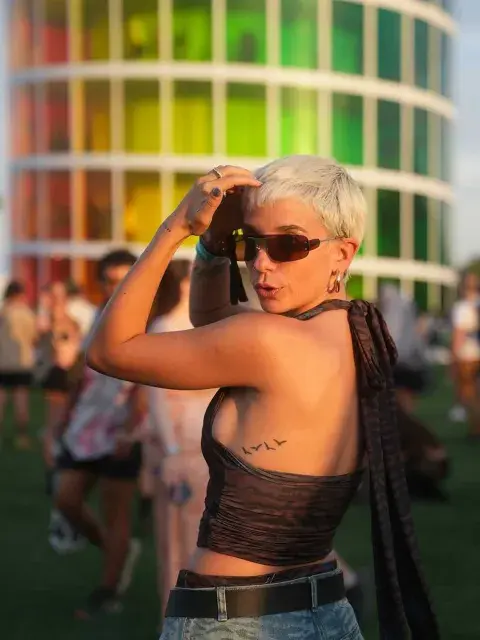 Pauli Echeverría apostó por un top con lazo y transparencias y denim oversize Pauli Echeverría apostó por un top con lazo y transparencias y denim oversize