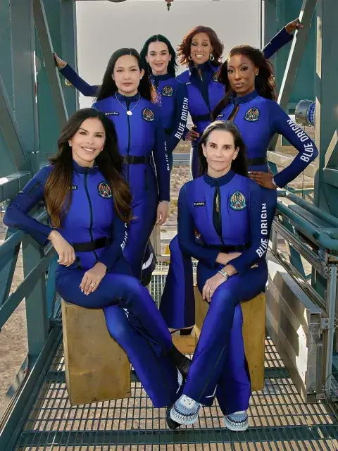 Además de Perry estarán presentes Lauren Sánchez, periodista, empresaria y futura mujer de Jeff Bezos, Gayle King, periodista y presentadora de televisión, Amanda Nguyenl, activista por los derechos civiles, Aisha Bowe, ingeniera aeroespacial de la NASA, y Kerianne Flynn, productora de cine. Además de Perry estarán presentes Lauren Sánchez, periodista, empresaria y futura mujer de Jeff Bezos, Gayle King, periodista y presentadora de televisión, Amanda Nguyenl, activista por los derechos civiles, Aisha Bowe, ingeniera aeroespacial de la NASA, y Kerianne Flynn, productora de cine.