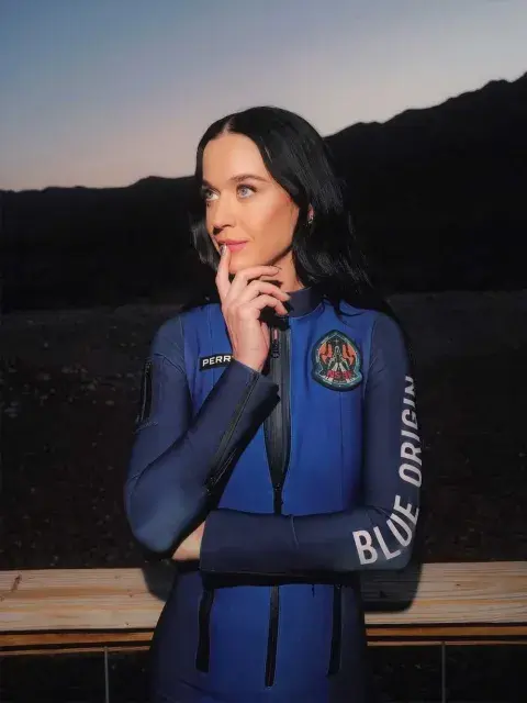 El vestuario que llevarán tambén es una parte fundamental de este viaje espacial, por eso, los encargados de diseñar los trajes de las pasajeras fueron Fernando García y Laura Kim, directores creativos de la firma Óscar de la RentaEl vestuario que llevarán tambén es una parte fundamental de este viaje espacial, por eso, los encargados de diseñar los trajes de las pasajeras fueron Fernando García y Laura Kim, directores creativos de la firma Óscar de la Renta El vestuario que llevarán tambén es una parte fundamental de este viaje espacial, por eso, los encargados de diseñar los trajes de las pasajeras fueron Fernando García y Laura Kim, directores creativos de la firma Óscar de la RentaEl vestuario que llevarán tambén es una parte fundamental de este viaje espacial, por eso, los encargados de diseñar los trajes de las pasajeras fueron Fernando García y Laura Kim, directores creativos de la firma Óscar de la Renta