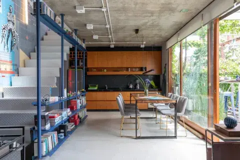 Sillas de comedor ‘TK Trineo’ (The Pink Chair). La cocina mantuvo la estructura original y sintetizó su paleta con una alzada de venecitas negras, de modo que prácticamente desaparece. 
