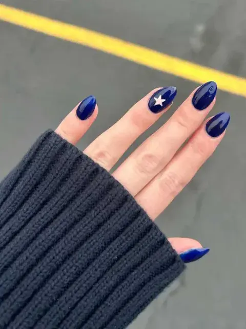 El dorado combina a la perfección con el azul marino. El dorado combina a la perfección con el azul marino.