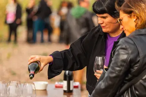 Agustina de Alba sirviendo vino Agustina de Alba sirviendo vino