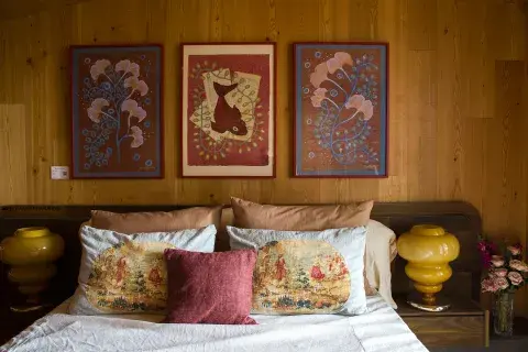 La plataforma Diderot.art estuvo presente en la curaduría de 150 piezas que forman parte de Experiencia Living. Los textiles y las obras de Abril Tanoira entablan vínculo en este cuarto pensado para Francis Mallmann por Patagonia Flooring + Leticia Rocco.