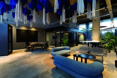 En el espacio Cowork GrupoA2 - MP Workplaces, una veintena de medusas azules de la artista y arquitecta Bea Bianchi penden del techo. Con inspiración en el océano, buscó reutilizar elementos de la fábrica de Grupo (a)2 (sustentabilidad) y transformarlos en arte suspendido. 