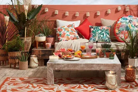 Una terraza con paredes de colores y deco que acompaña esta paleta