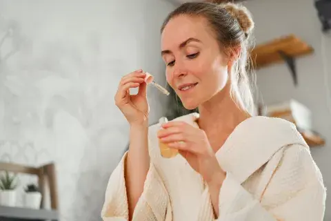 Hoy más que nunca, la cosmética natural se posiciona como una aliada poderosa para mantener la piel firme. 