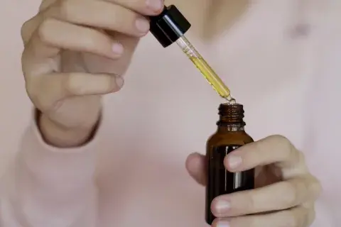 Estos aceites no solo ofrecen beneficios visibles, sino que también invitan a dedicar un momento al autocuidado, a reconectar con el cuerpo y la mente.