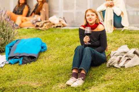 Una chica con una copa de vino en mano. Una chica con una copa de vino en mano.