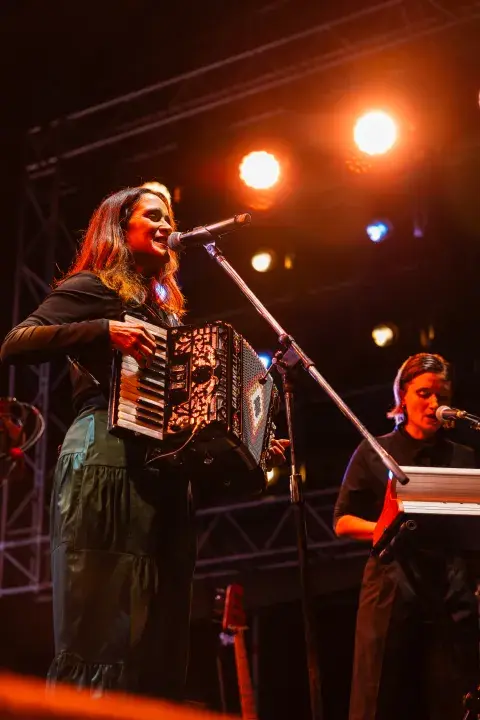 Julieta Venegas tocando el acordeón Julieta Venegas tocando el acordeón