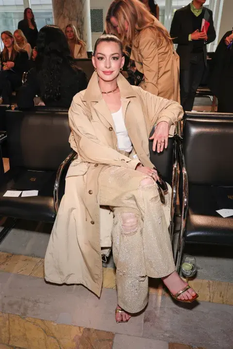El trench coat (o piloto, como le solemos decir en Argentina) es una pieza icónica del otoño/invierno que funciona como el aliado perfecto para los días de lluvia. 