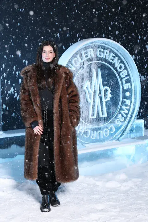  Anne Hathaway usó un abrigo de pelo en color mocha mousse, el tono del 2025, durante el desfile Otoño/Invierno 2025 de Moncler en Francia. 