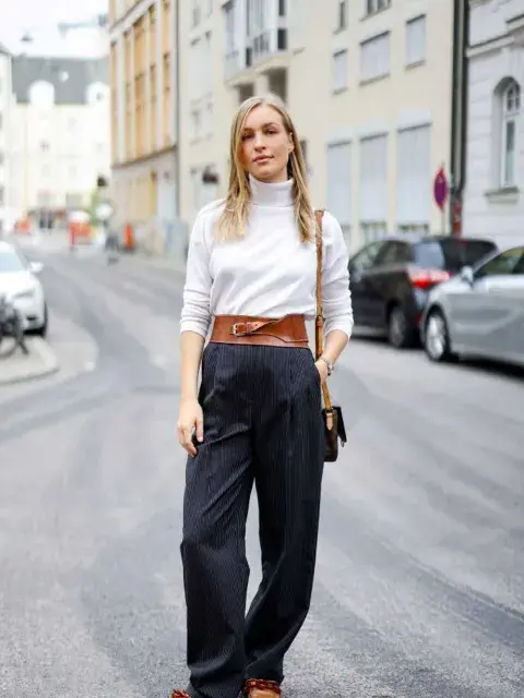 Para un look de día, cinturón ancho en color marrón Para un look de día, cinturón ancho en color marrón