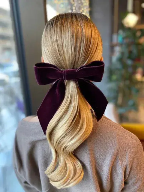 Los moños siguen estando a la órden del día. Perfectos para un look coquette, en este caso, en terciopelo Los moños siguen estando a la órden del día. Perfectos para un look coquette, en este caso, en terciopelo