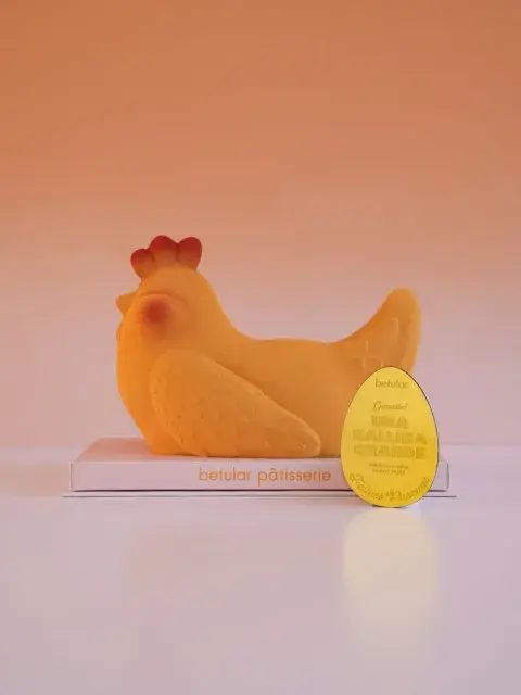 Figura de chocolate blanco, pasta de avellanas y chocolate con leche, rellena de mini huevitos de avellanas y grageas de avellanas. (Precio, $95.000) Figura de chocolate blanco, pasta de avellanas y chocolate con leche, rellena de mini huevitos de avellanas y grageas de avellanas. (Precio, $95.000)