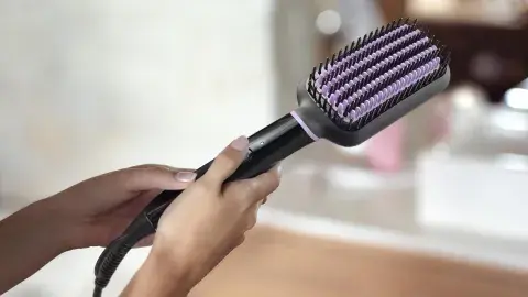 El Philips BHH880/00 StyleCare Essential es un cepillo alisador con calor diseñado para ofrecer un alisado rápido y suave en casa. (PHILLIPS $ 81,699) El Philips BHH880/00 StyleCare Essential es un cepillo alisador con calor diseñado para ofrecer un alisado rápido y suave en casa. (PHILLIPS $ 81,699)