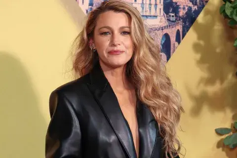 Blake Lively con chaqueta de cuero XXL
